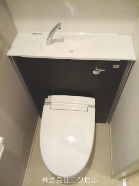 トイレ　温水暖房便座付のトイレです。