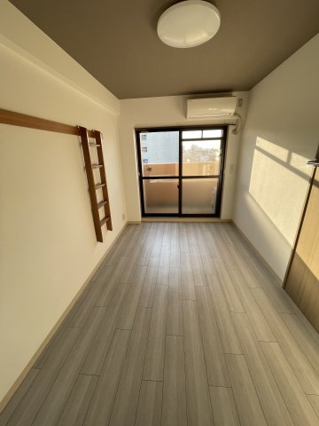 居室・リビング　同マンション反転タイプの間取り写真