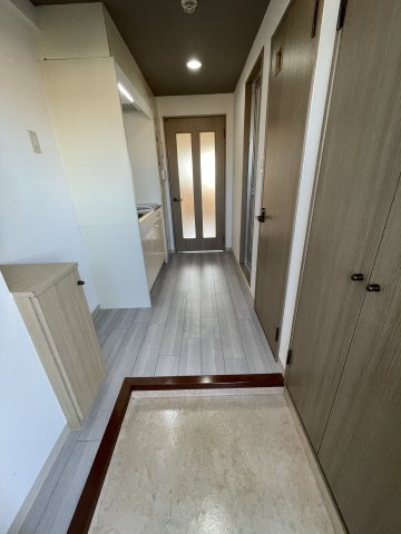 玄関　同マンション反転タイプの間取り写真