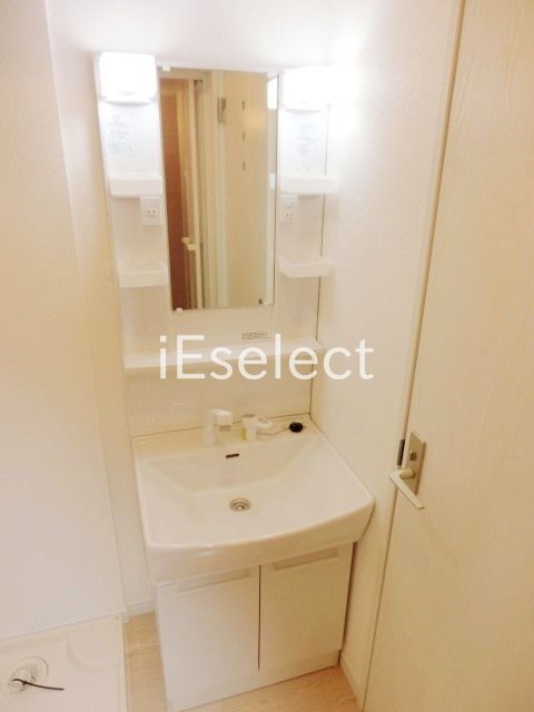 洗面設備　便利な独立洗面台ございます。