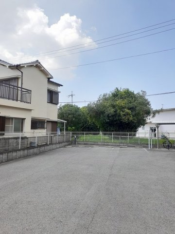駐車場　駐車場があるので、車を買う予定の方も安心です