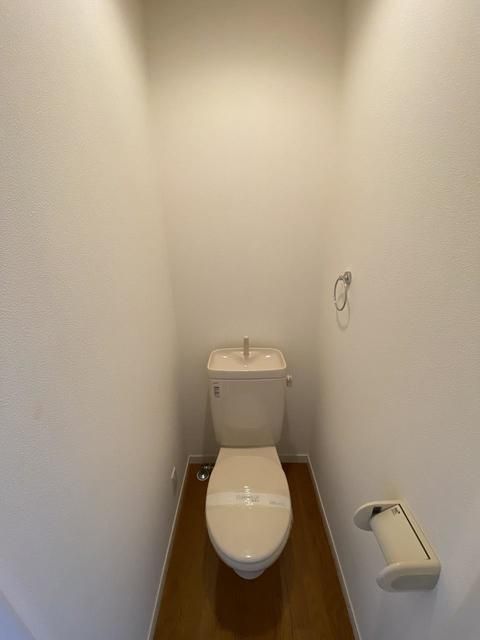 トイレ　白基調で清潔感のあるトイレです♪