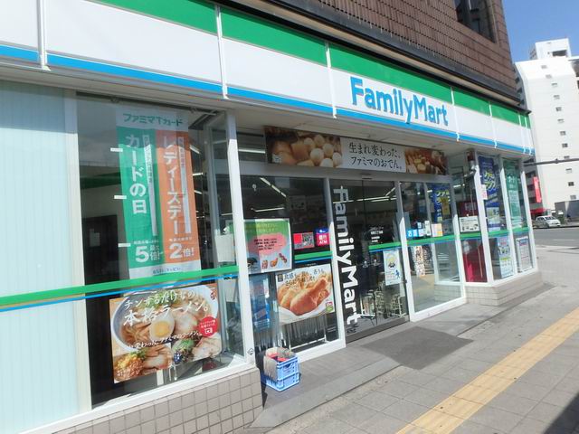コンビニ　ファミリーマート谷町三丁目店（コンビニ）まで74m