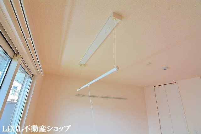 その他部屋・スペース　室内洗濯物干しがあります。