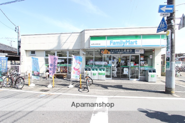 コンビニ　ファミリーマート（コンビニ）まで835m