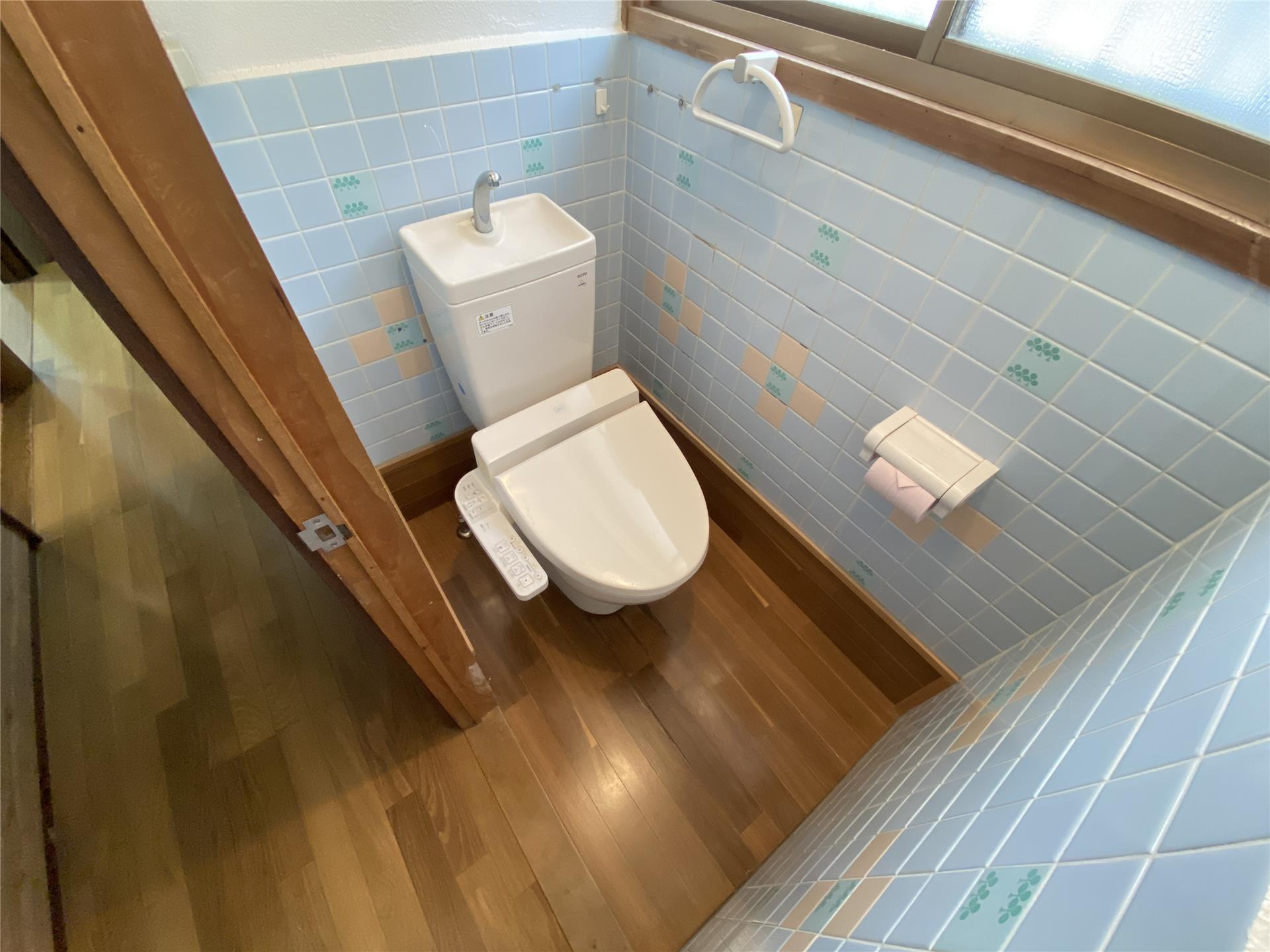 トイレ　温水洗浄便座付きの洋式トイレです♪