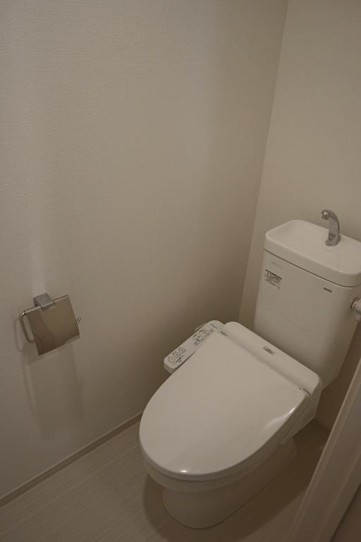 トイレ　温水洗浄便座付きのトイレです♪
