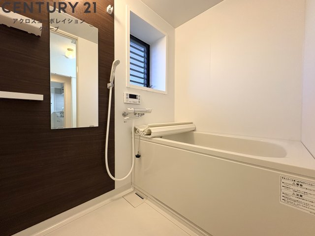 バス・シャワールーム　小窓あり！換気のしやすい浴室です！