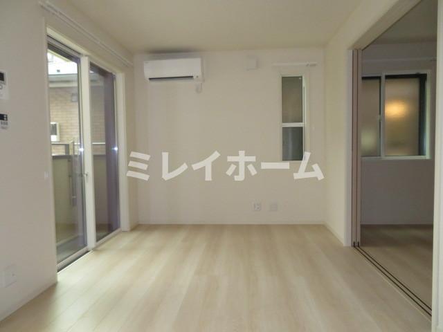 居室・リビング　同建物内、別のお部屋の参考写真になります。