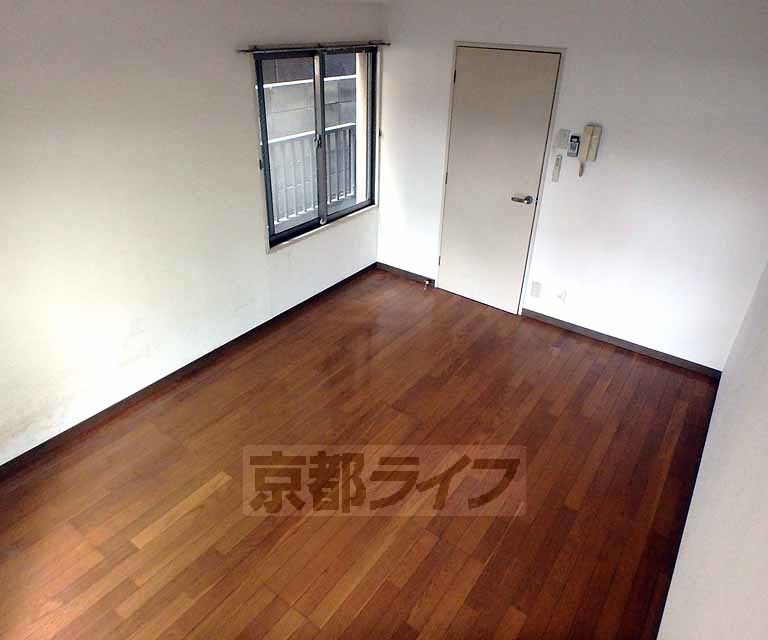 居室・リビング　使いやすいフローリングのお部屋です
