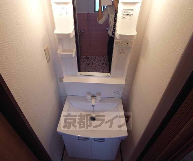 洗面設備　便利な洗面台です。