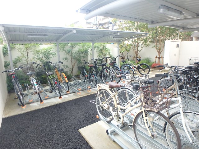 その他共有部分　屋根付き駐輪スペースです