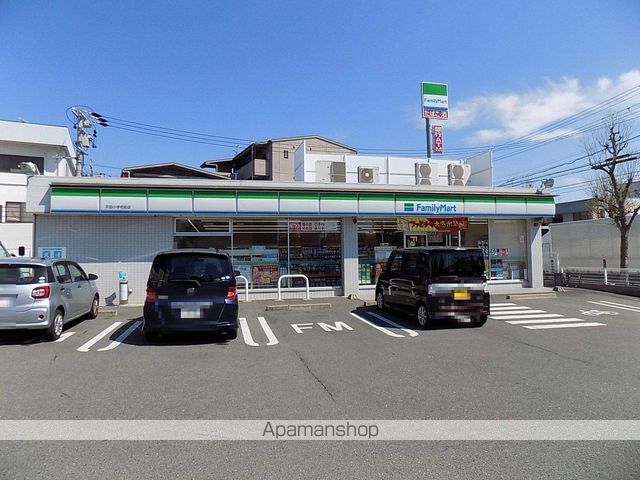 コンビニ　ファミリーマート（コンビニ）まで807m