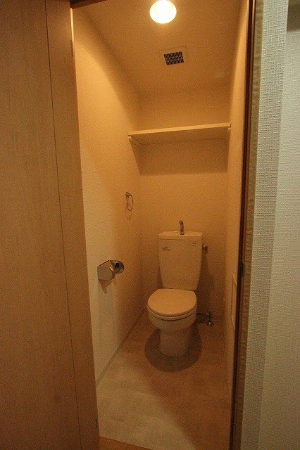 トイレ　同物件別号室の写真です。