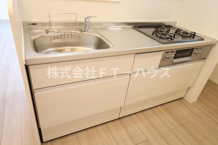 キッチン　対面式3口ガスコンロ付システムキッチン