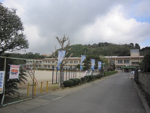 小学校　大村市立鈴田小学校（小学校）まで981m