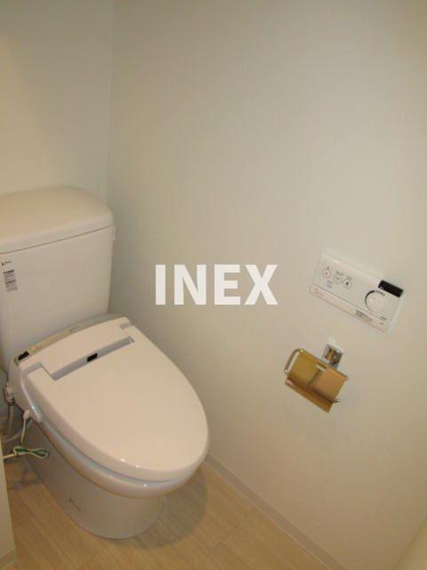 ブルーライン 伊勢佐木長者町駅 徒歩3分 10階建 築15年のトイレ写真