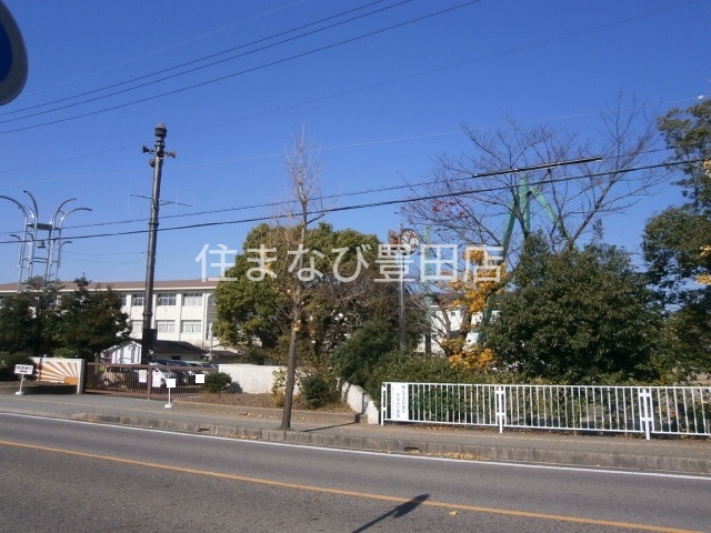 小学校　豊田市立美山小学校（小学校）まで568m