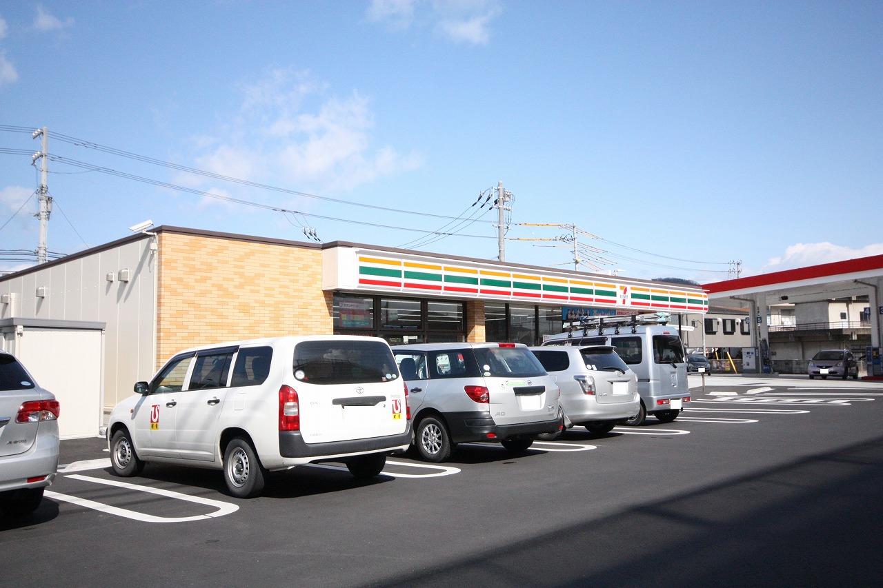 コンビニ　セブンイレブン高松勅使町店（コンビニ）まで832m