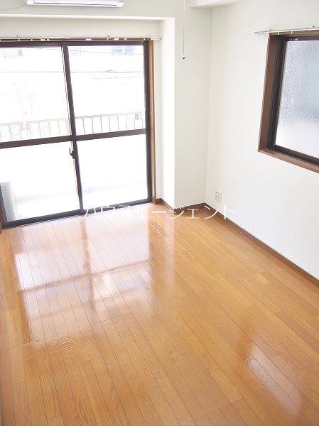 居室・リビング　南向きのバルコニーに加え窓もあるので２面採光で明るいお部屋で