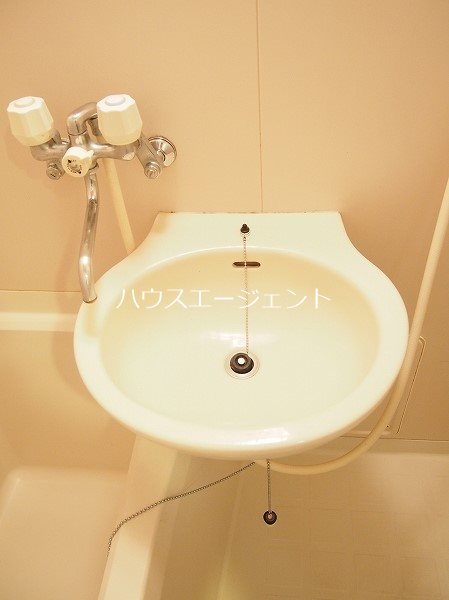 洗面設備　洗面台もついています