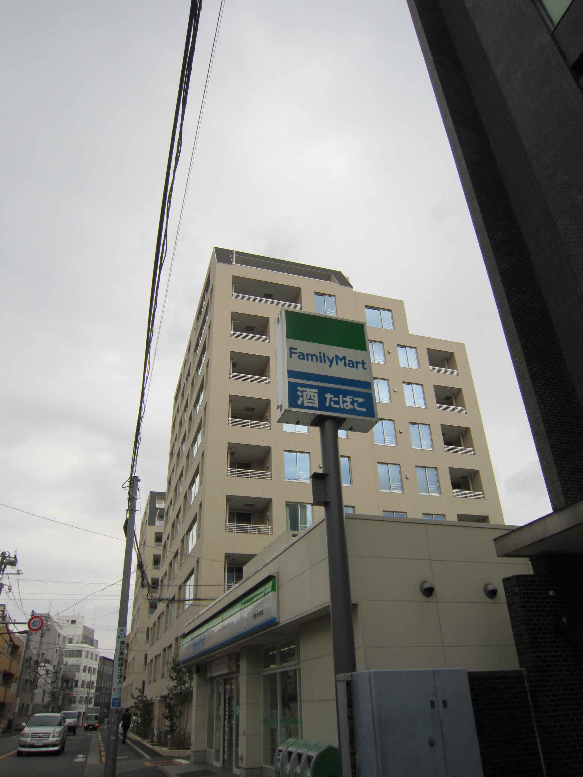 コンビニ　ファミリーマート新宿矢来町店（コンビニ）まで274m