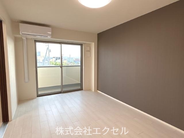 ＪＲ八高線 箱根ケ崎駅 バス乗車時間：11分 最寄りバス停で下車 徒歩14分 3階建 築2年の居間写真