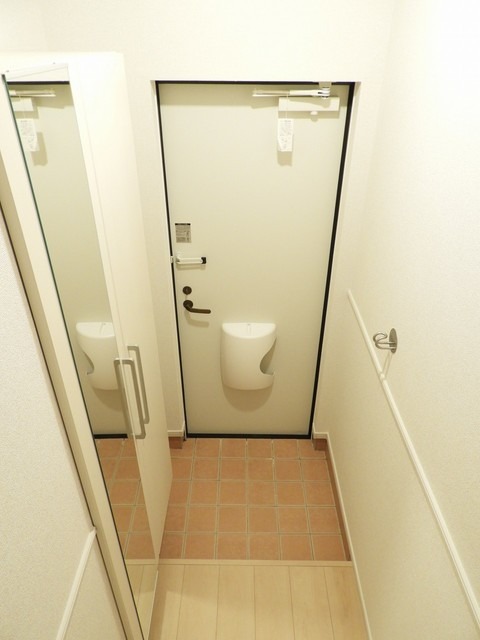 ＪＲ呉線 新広駅 バス乗車時間：25分 最寄りバス停で下車 徒歩6分 2階建 築6年の玄関写真