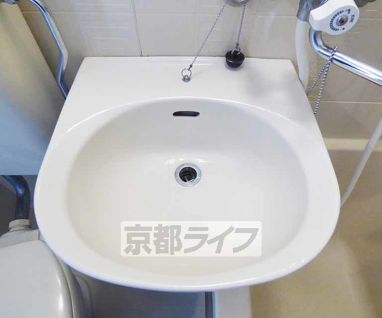 洗面設備　清潔感のある洗面所です。