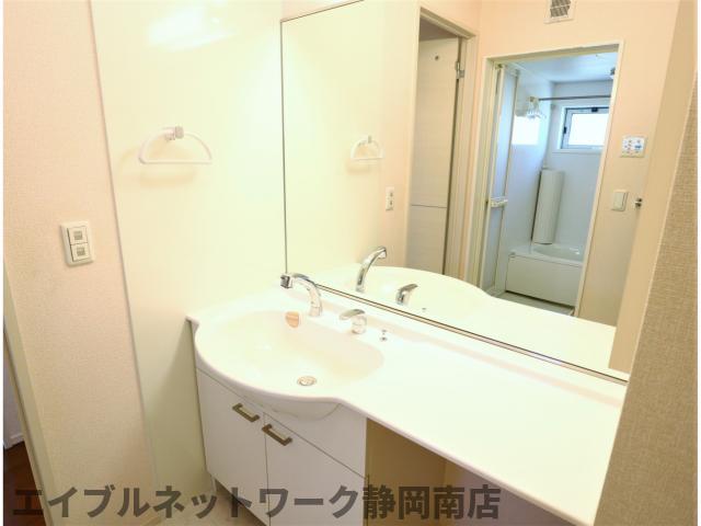 洗面設備　ワイドな鏡を備えた洗面化粧台♪