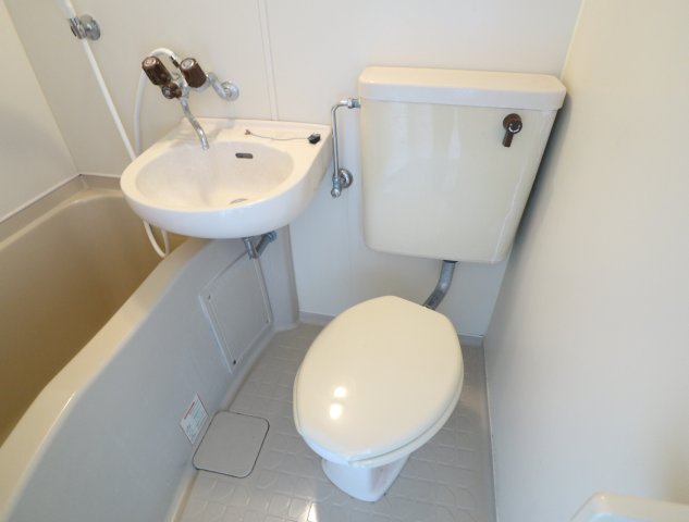 トイレ　落ち着いた色調のトイレです