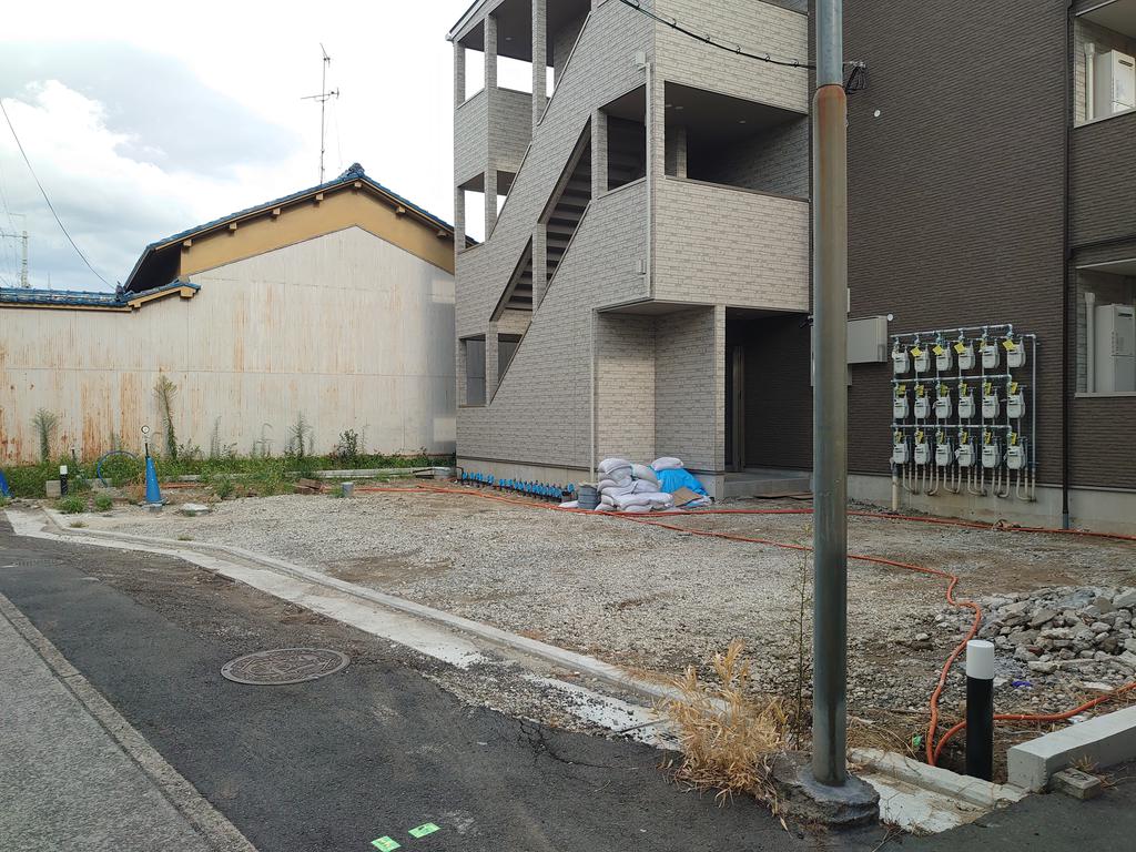 駐車場　建築中