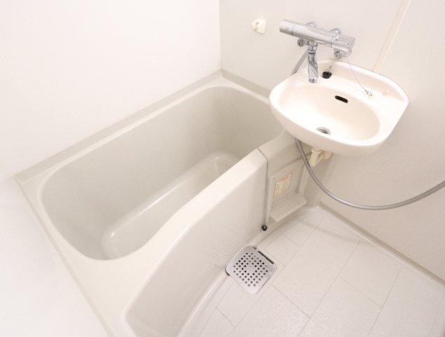 バス・シャワールーム　コンパクトで使いやすいお風呂です