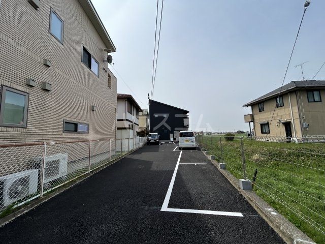 【岡崎市中島町のアパートの駐車場】