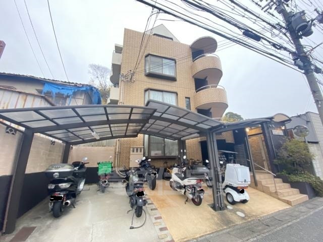 京都市伏見区桃山町泰長老のマンションの建物外観