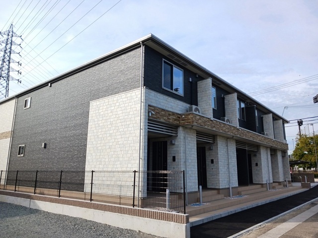 【姫路市飯田のアパートの建物外観】