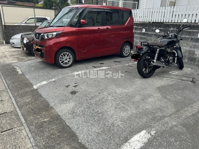 【三重郡朝日町大字縄生のアパートの駐車場】