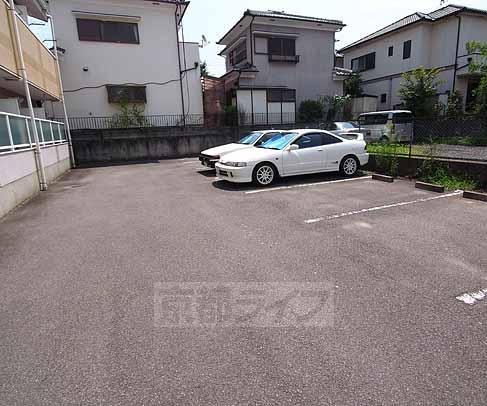 【城陽市寺田のアパートの駐車場】