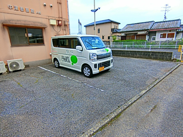 【中津参番館Ａ棟の駐車場】