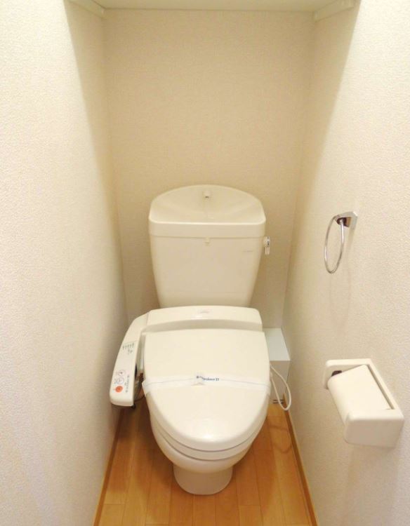 トイレ　バストイレ別。温水洗浄便座付き