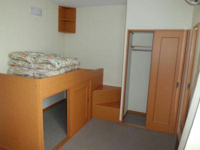 居室・リビング　短期契約の場合、布団が付きます。