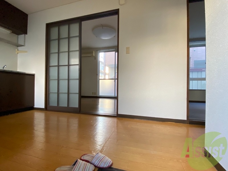 玄関　玄関からの様子ですリビングまでつながる廊下はきれいです