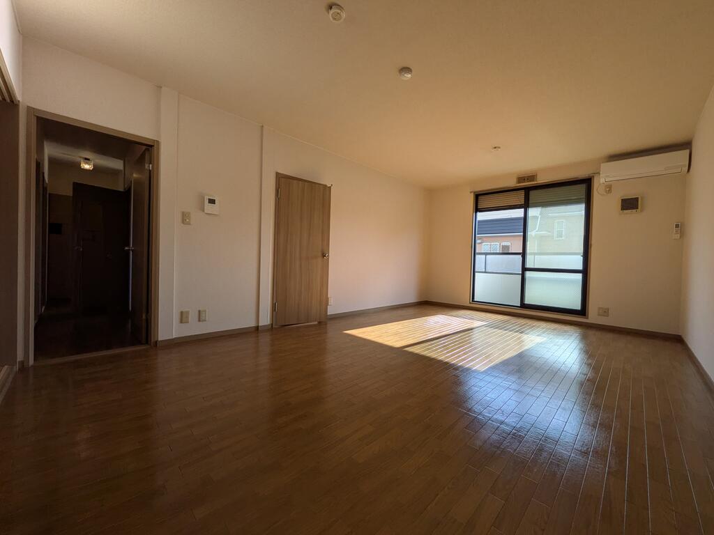 居室・リビング　明るく広々リビングはダイニングテーブルとソファーを設置可