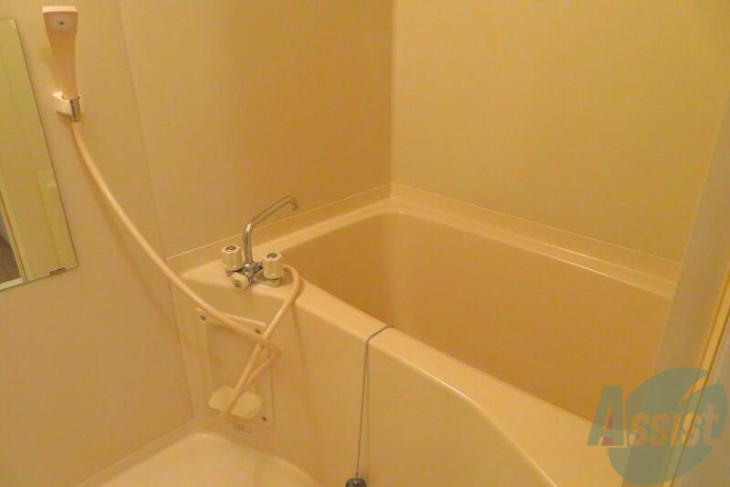 バス・シャワールーム　お風呂はシンプルですが、バス・トイレ別で清潔です。