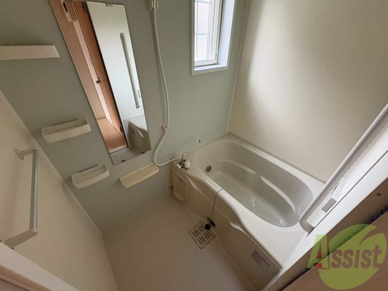 バス・シャワールーム　浴槽付きのお風呂です。ここで一日の疲れを癒しましょう。