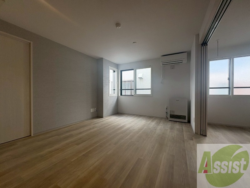 居室・リビング　木目のフローリングは落ち着きのある印象のお部屋になりますね。