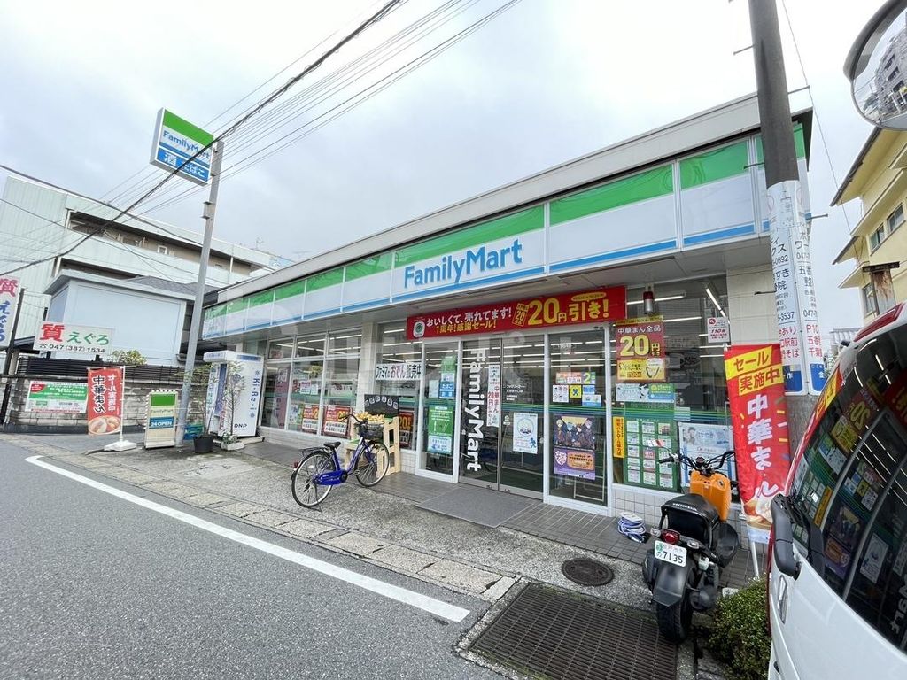 コンビニ　ファミリーマート五香駅東口店（コンビニ）まで570m