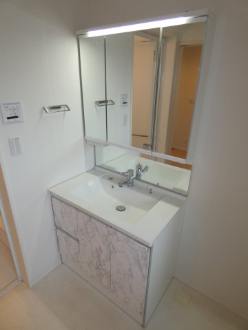 洗面設備　忙しい朝に便利なシャンプードレッサー付