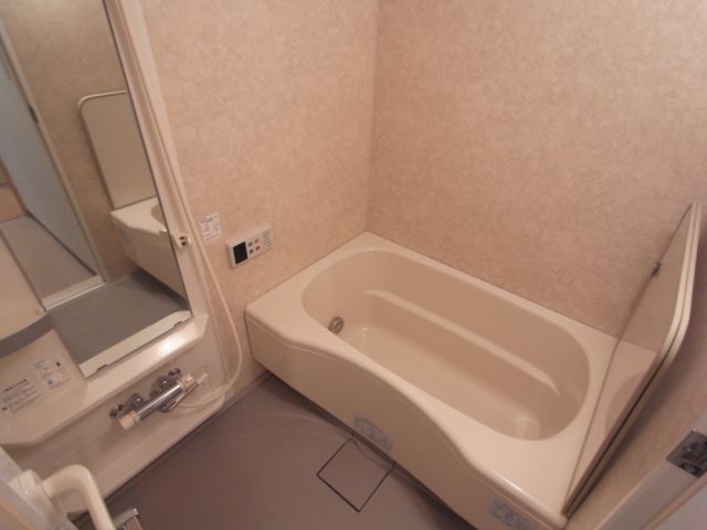 バス・シャワールーム　お風呂大きく足も伸ばせますね！