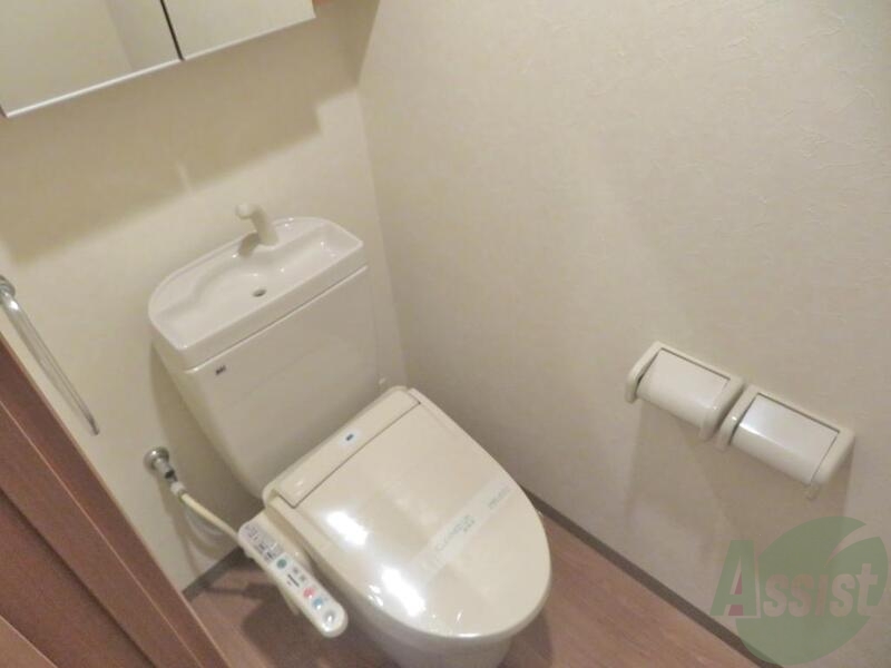 トイレ　暖房便座、温水洗浄機能付きのトイレでございます